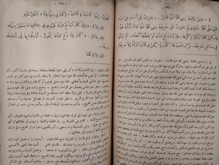 Obraz premium book page learning the meaning of the history of religion