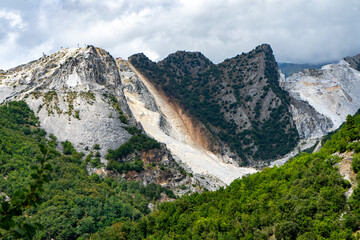 marble mountains in carrara italy