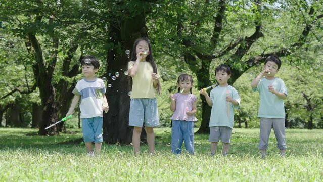 シャボン玉をして遊ぶ子供たち