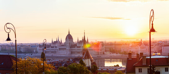 Naklejka premium Sunrise view of Budapest Parliament