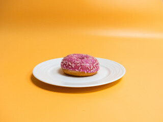 Verspielte Süße - Verlockender Pinker Donut im Foku