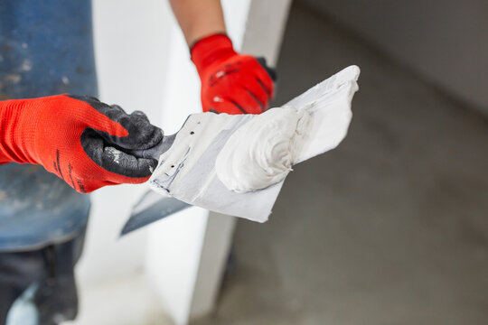 The finisher makes the surface of the wall even and smooth - high-quality surface preparation with putty for finishing