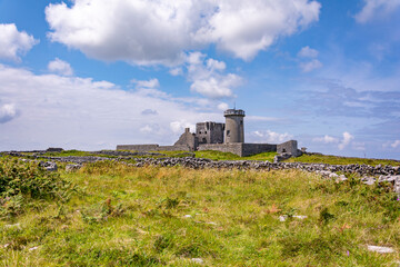 Fototapeta na wymiar Stone ruins of the castle and lighthouse at Inishmore island, Galway