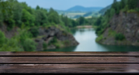 Drewniany stół, deski i rozmyty krajobraz jeziora, gór i lasu