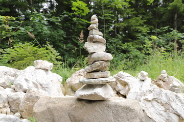 Obraz premium Stone pyramid on a forest path