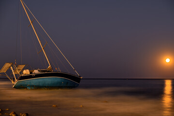 velero encallado en una playa de Marbella Andalucía España