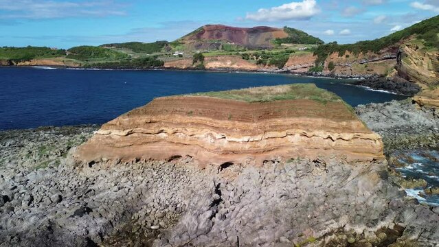 Costa da Ilha Terceira nos Ilheus das Contendas, Ba&iacute;a da Mina e Ponta da Greta. 
