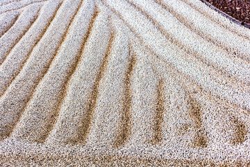 jardín de feng shui con arenas movidas por rastrillo para la meditación.