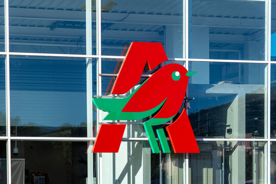 Gap, France - 6 ao&ucirc;t 2023: Enseigne et logo &agrave; l'ext&eacute;rieur d'un supermarch&eacute; Auchan. Auchan est une entreprise fran&ccedil;aise et une enseigne de grande distribution