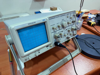Digital oscilloscope in the laboratory 