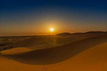Fototapeta na wymiar Wüstenlandschaft_Sonnenuntergang_Abu_Dhabi