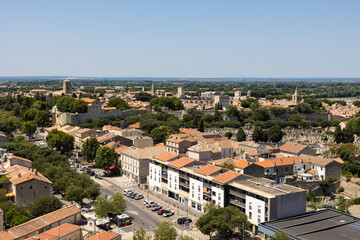 Fototapeta na wymiar Vue sur le centre ancien d’Arles depuis le sommet de la tour du Luma