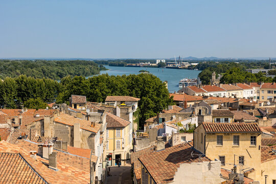 Vue sur le Rh&ocirc;ne et les rues autour du Parvis des Arenoises depuis les ar&egrave;nes d&rsquo;Arles