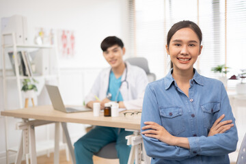 Obraz premium Happy healthy young asian woman patient visiting old male doctor, portrait.