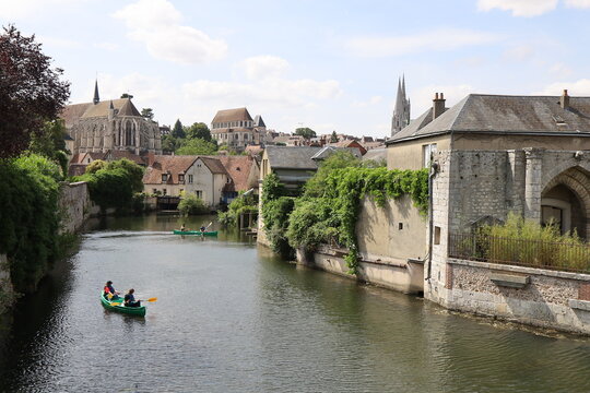 La rivi&egrave;re Eure dans la ville, ville de Chartres, d&eacute;partement de l'Eure et Loir, France