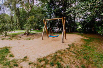einzellne Nestschaukel auf einem Spielplatz in Falkensee