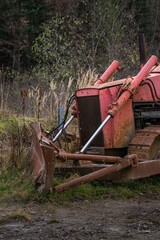 Obraz premium Red old tractor in field