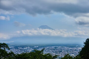 Fototapeta na wymiar Picturesque landscape of Mount Fuji engulfed by a cloudy summer sky