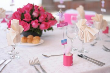 table with rose, covered and decorations for a wedding