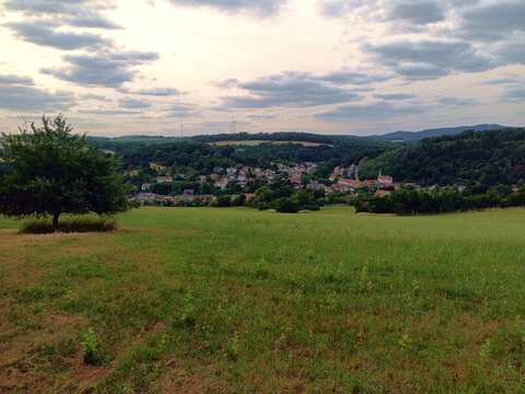 Blick auf den Ort Berschweiler in der Gemeinde Marpingen im Landkreis St. Wendel, Saarland vom Premium-Wanderweg Biberpfad.