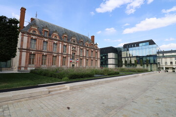 La mairie et siège de la métropole, vue de l'extérieur, ville de Chartres, département de...
