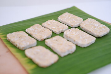 Tempe Slices With Foliage Decoration