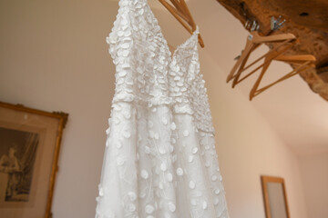 La mariée en plein préparatifs le jour de son mariage 