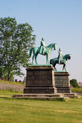 historische Standbilder, Statue Barbarossa und Kaiser Wilhelm I. zu Pferde vor der Kaiserpfalz in Goslar