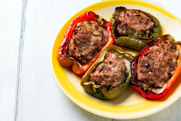 Peperoni al forno ripieni di verdure e carne di manzo, cibo italiano 