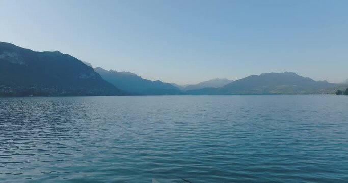 P&ecirc;cheur sur le lac d'Annecy, au lever du soleil