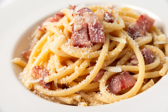 Piatto di deliziosi bucatini alla carbonara, pasta italiana 