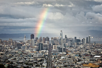 Blick von Twin Peaks auf die Skyline von San Francisco, während über der Stadt ein Regenbogen erscheint	