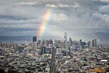 Fotobehang Blick von Twin Peaks auf die Skyline von San Francisco, während über der Stadt ein Regenbogen erscheint  © Steffen Eichner