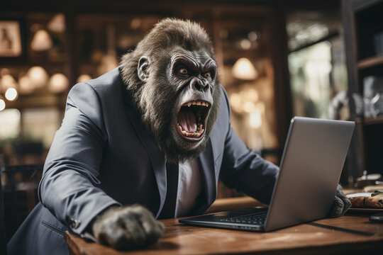 schimpfender, w&uuml;tender Gorilla-Mensch Hybrid im Business Anzug vor dem Laptop bei der Arbeit im B&uuml;ro / Home Office. Generative Ai.