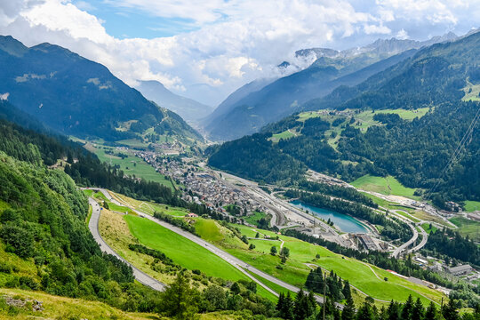 Airolo, Dorf, Tremola, Passstrasse, Gotthard, Leventina, Tal, Gotthardstrasse, Tunneleinfahrt, Gotthardtunnel, Tessin, Sommer, Reiseverkehr, Stau, Schweiz 