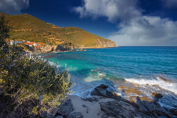 Fototapeta na wymiar Morski krajobraz letni, wybrzeże wyspy Eubea, Grecja