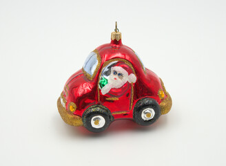 Christbaumkugel in Form eines Autos mit dem Weihnachtsmann am Steuer