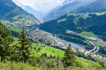 Airolo, Dorf, Tremola, Passstrasse, Gotthard, Leventina, Tal, Gotthardstrasse, Tunneleinfahrt, Gotthardtunnel, Tessin, Landwirtschaft, Felder, Sommer, Reiseverkehr, Stau, Schweiz 