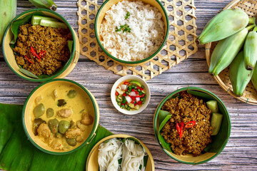 Thai food, southern stir fried pork with yellow curry paste and green curry with rice and rice noodle (kanom jeen) placed on a Thai-style tiffin ,top view
รูปแบบ ภาพถ่าย