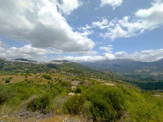 Obraz premium Blick über die hügelige andalusische Landschaft mit dem Bergdorf Gaucin, Paraje Natural Los Reales de Sierra Bermeja, Estepona, Andalusien, Malaga, Spanien