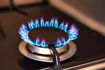 Flamme eines Gasherd als Symbol für Energiekosten