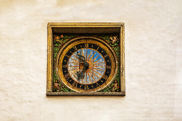 Fototapeta na wymiar vintage city clock on the city light wall