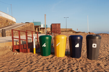 poubelles de tris et recyclage sur une plage 