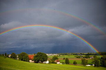 Regenbogen nach einem Regen - Schönheit der Natur, 