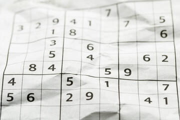 Detalle de un pasatiempos, suduku, en un viejo periódico de papel arrugado