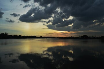 Fototapeta na wymiar cloudy sky at sunset in the river