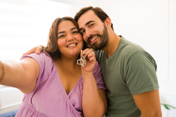 Naklejka premium Excited woman and man moving in together to a new house