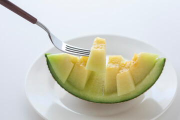 カットメロンとフォーク