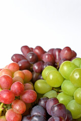 白背景と複数の種類の葡萄