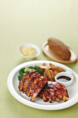 웨지감자와 브로콜리를 곁들이 베이비백립